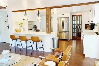 Image de Stunning Rustic Bungalow *Entire* Next to Zoo