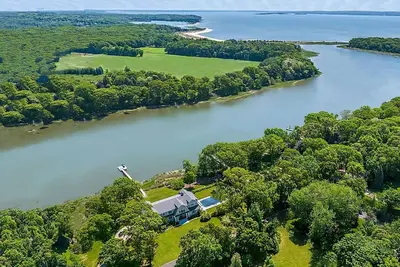 Image de North Fork Waterfront 4-bedroom Home w/Pool & Dock