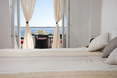 Image de Modern vacation apartment with pool and sea view