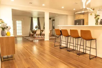 Image de 3 Bedroom All Suites Bungalow Near Main Attractions Sleeps 6