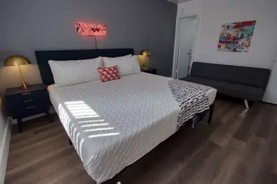 Image de ✨ Amazing Renovated One Bedroom w/Free Parking and Pool Sleeps with Balcony