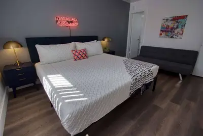 Image de ✨ Amazing Renovated One Bedroom w/Free Parking and Pool with Balcony