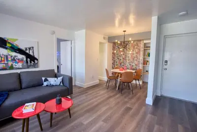 Image de ✨ Amazing Renovated One Bedroom w/Free Parking - No Balcony