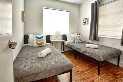 Image de ✨ New Two Bedroom plus Free Parking