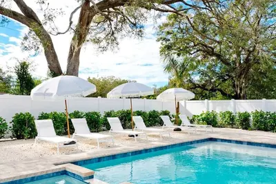 Image de Saltwater Heated Pool + Hot Tub [free heat] | Close to Beach | Tropical Terrace