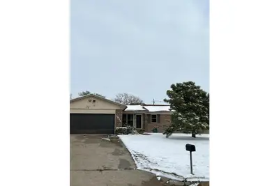Image de Updated three bedroom home across from park