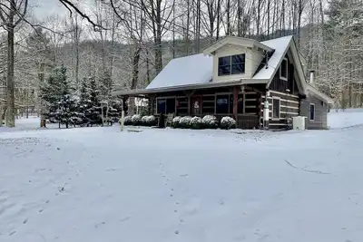 Log Cabin, walk to Cades Cove and just minutes from Gatlinburg with a view!