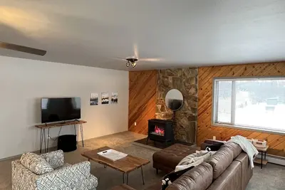 Image de Top Floor Lakefront Condo with Mountain Views!