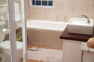 Image de Cosy and popular two bedroom cottage with luxury amenities 100 meter from beach.