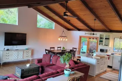 Image de Light-Filled Escape: Your Home Away From Home