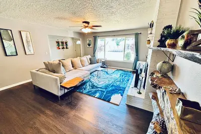 Image de 2 Bedroom Modern Home with fenced yard and garage