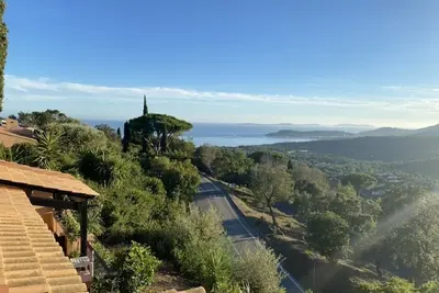 Image de Lumineux appartement à deux pas de Saint-Tropez face à la mer et la montagne