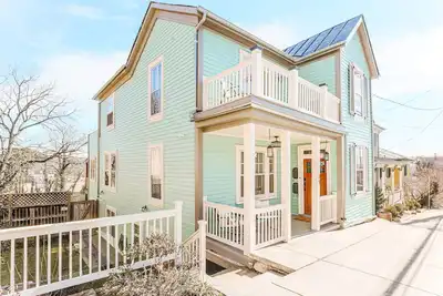 Image de The Hunker Down-Maison-Salle de bain privée