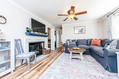 Image de 3 Queen Beds, 2 min to Fairgrounds, Fenced Yard