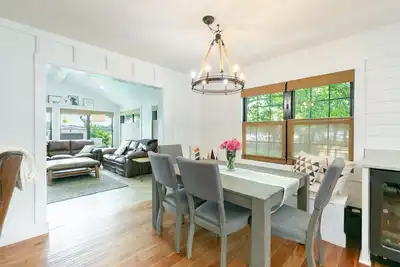 Image de Beautiful Fox River Waterfront House Getaway