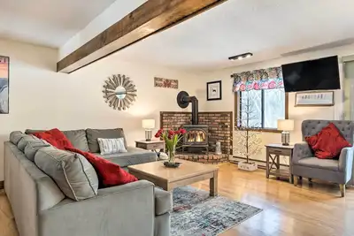 Image de Hartford Escape w/ Fire Pit ~ 3 Mi to Ski & Golf!