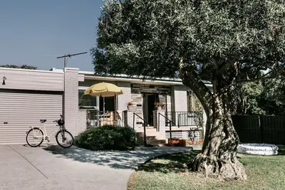 Image de Vintage Charm by Number Sixteen Beach | 🐶 friendly