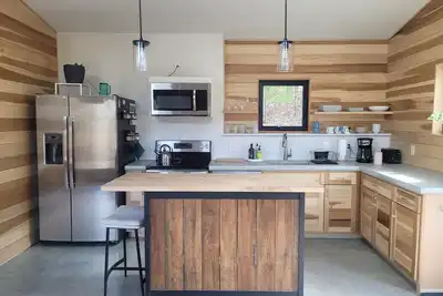 Image de Custom-built mountain cottage w/ hot tub & heated floors