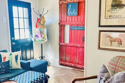 Image de Charming, cozy and 5 star home Steps to Journeyman & Acorn Theatre!