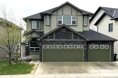 Image de Luxurious 4 Br Home close to amenities in Nw - Minutes to Dt, Airport, Stampede