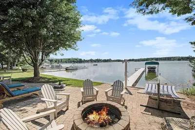 Image de Beautiful waterfront property with plenty of room for the family!