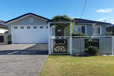 Image de Located between picturesque Lake Illawarra and Windang beach