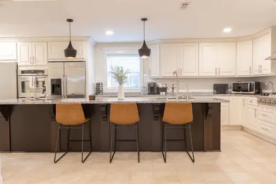 Image de Updated home with chef's kitchen, open floorplan, and large yard