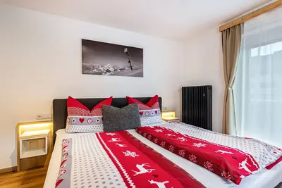 Image de Appartement 'Bergwelt A1' avec vue sur les montagnes, balcon et Wi-Fi.