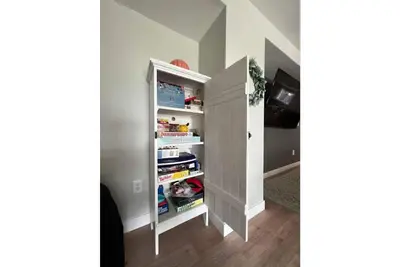 Image de Sunny, Freshly Finished Lower Level on the River