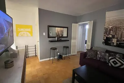 Image de Funky Liberty Village Apt - Mins to Downtown!
