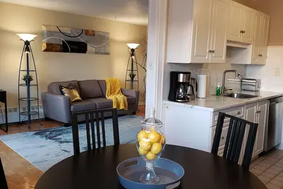 Image de Bright 2 Br w/King bed, WiFi, Netflix, parking