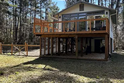 Image de Cozy coastal oasis w/ wooded views and wrap around deck. Close to Dauphin Island