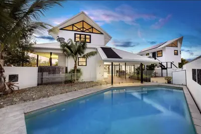 Quirky Beach House with pool and spa. 150 metres from the beach.