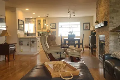 Image de Best location - walk to everything - New Listing! !