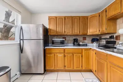 Image de Modern\/Central\/ 4 Bedroom Unit In Providence