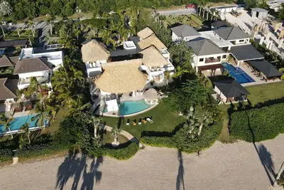 Image de Tropical Golf View Villa. Steps to the ocean with a Gym and Theater-game room.