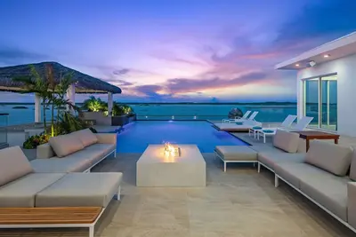 Image de Ocean Breeze - Contemporary Waterfront Villa