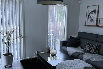 Image de Cozy little house with a patio near the center!