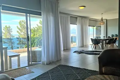 Image de 57 On Protea - overlooking the aqua blue waters of False Bay