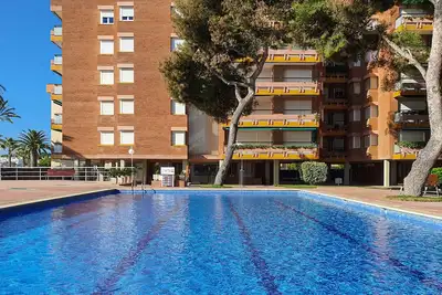 Image de At054 Els Pins I: Apartamento situado en primera línea del mar con 4 piscinas comunitarias