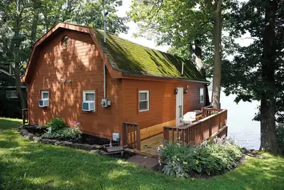 Image de The Fish Inn | This classic lakefront cottage sits on the East side of Waneta Lake