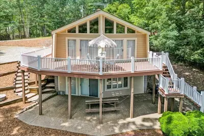 Image de Dock Renovation Complete! Cozy, Pet Friendly Lakefront Home! Come Visit \"Lake Lure\"!