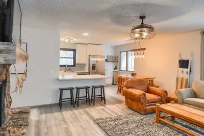 Image de S & S Retreat – Modern Cabin with Hot Tub & Stunning Views Near Terry Peak