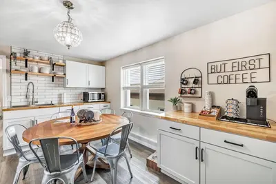 Image de Welcome to The Steele Magnolia! ! Completely renovated 2 bed/1ba plus bonus pull out futon couch