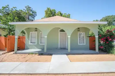 Image de 3 Br/1 Ba Remodeled Home Near Downtown