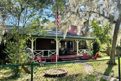 Image de Log Cabin on Wooded Acre Near Tampa