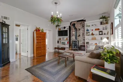 Image de Historic headquarters of city founder! Gated parking!