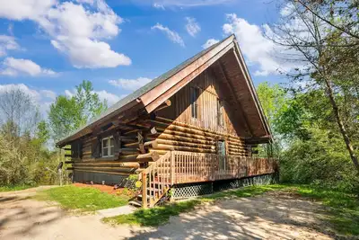 Image de Cozy Log Cabin on 15 acres, with private lake, 1 mile from Lake Michigan