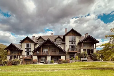 Image de Location! Location! Location! Luxurious Ski In/Out Jet-Set Condo \nNEWLY Renovated