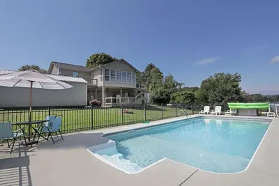 Image de The All Seasons Resort: Pool, Hot Tub, & Private Dock